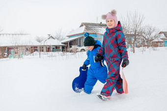 快乐男孩和女孩走山滑<strong>雪</strong>橇<strong>冬天冬天</strong>游戏的新鲜的空气<strong>冬天</strong>假期快乐男孩和女孩走山滑<strong>雪</strong>橇<strong>冬天冬天</strong>游戏的新鲜的空气