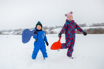 快乐男孩和女孩走山滑雪橇<strong>冬天冬天</strong>游戏的新鲜的空气<strong>冬天</strong>假期快乐男孩和女孩走山滑雪橇<strong>冬天冬天</strong>游戏的新鲜的空气