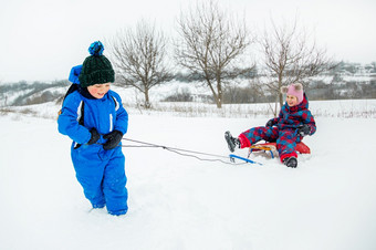 快乐男孩和女孩滑<strong>雪</strong>橇从山<strong>冬天冬天</strong>游戏在户外<strong>冬天</strong>假期快乐男孩和女孩滑<strong>雪</strong>橇从山<strong>冬天冬天</strong>游戏在户外