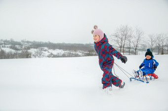 快乐男孩和女孩滑雪橇从山冬天冬天<strong>游戏</strong>在<strong>户外</strong>冬天假期快乐男孩和女孩滑雪橇从山冬天冬天<strong>游戏</strong>在<strong>户外</strong>