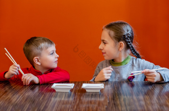 小女孩吃寿司餐厅孩子们等待为食物餐厅小女图片