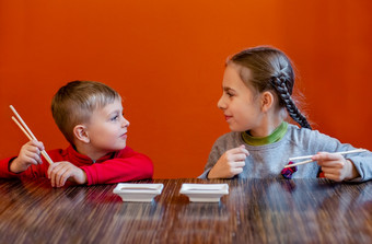 小女孩吃寿司餐厅孩子们等待为食物餐厅小女孩吃寿司餐厅