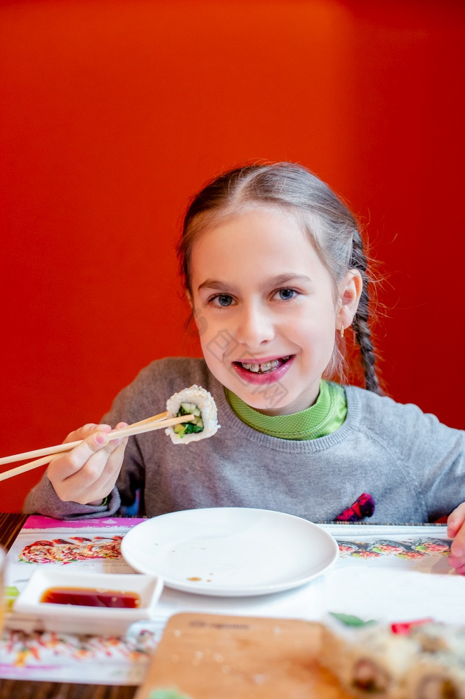 小女孩吃寿司餐厅孩子们等待为食物餐厅小女图片
