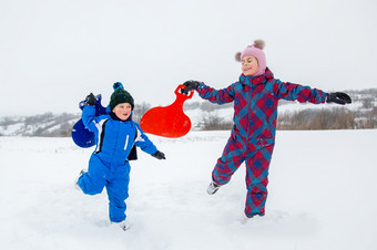 快乐男孩和女孩走山滑<strong>雪</strong>橇<strong>冬天冬天</strong>游戏的新鲜的空气<strong>冬天</strong>假期快乐男孩和女孩走山滑<strong>雪</strong>橇<strong>冬天冬天</strong>游戏的新鲜的空气