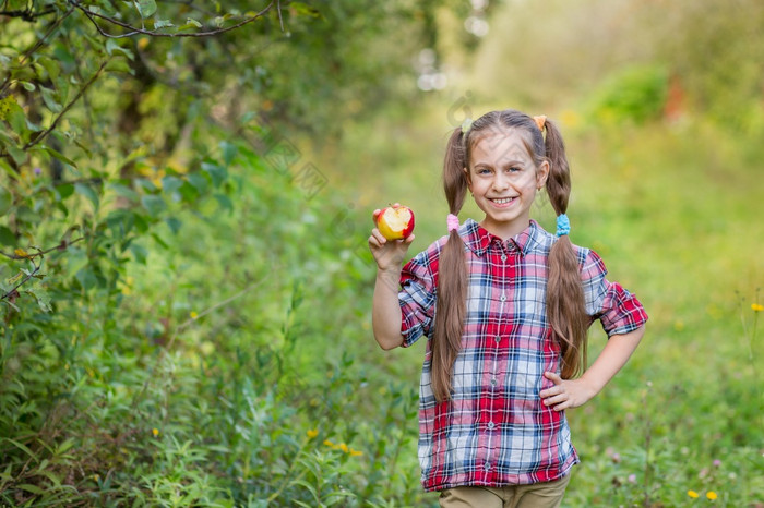 肖像一个可爱的女孩吃苹果农场花园秋天收获苹果肖像一个可爱的女孩吃苹果农场花园