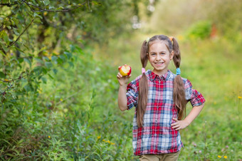 肖像一个可爱的女孩吃苹<strong>果农</strong>场花园秋天收获苹果肖像一个可爱的女孩吃苹<strong>果农</strong>场花园