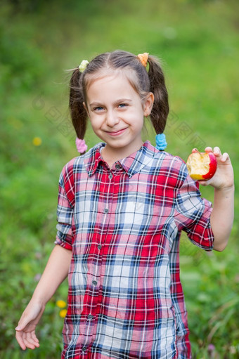 肖像一个可爱的<strong>女孩吃苹果</strong>农场花园秋天收获<strong>苹果</strong>肖像一个可爱的<strong>女孩吃苹果</strong>农场花园
