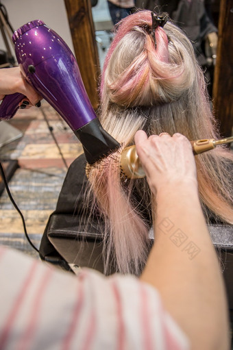 理发师使头发<strong>样式</strong>女人的沙龙的夏娃的假期理发师使头发<strong>样式</strong>女人的沙龙