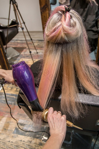 理发师使头发样式女人的沙龙的夏娃的假期理发师使头发样式女人的沙龙