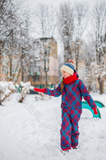 快乐女孩玩与雪雪冬天走使雪球的公园冬天户外游戏空间文本股票图片快乐女孩玩与雪雪冬天走使雪球的公园