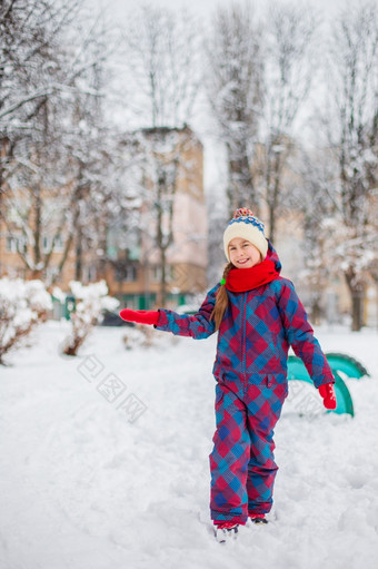 快乐女孩玩与雪雪冬天走使雪球的公园冬天户外游戏空间文本股票图片快乐女孩玩与雪雪冬天走使雪球的公园