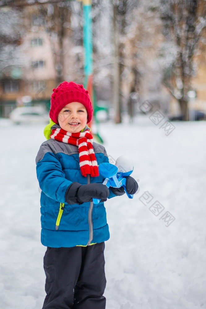 快乐男孩玩与雪雪冬天走使雪球的公园冬天户外游戏快乐男孩玩与雪雪冬天走使雪球的公园