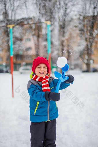 快乐男孩玩与雪雪<strong>冬</strong>天走使雪球的公园<strong>冬</strong>天户外<strong>游</strong>戏快乐男孩玩与雪雪<strong>冬</strong>天走使雪球的公园