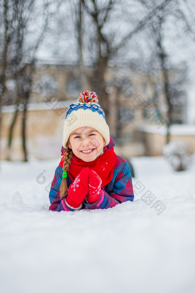 快乐女孩玩与雪雪冬天走使雪球的公园冬天户外游戏快乐女孩玩与雪雪冬天走使雪球的公园