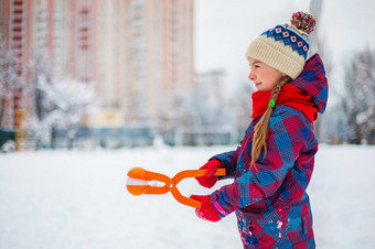 快乐女孩玩与雪雪冬天走使雪球的公园冬天户外游戏空间文本股票图片快乐女孩玩与雪雪冬天走使雪球的公园