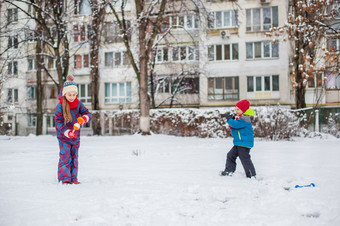 快乐哥哥和妹妹玩雪球冬天走使雪球的公园冬天户外游戏快乐哥哥和妹妹玩雪球冬天走使雪球的公园