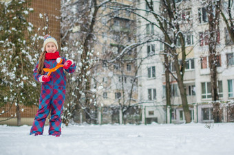 <strong>快乐</strong>女孩玩与雪雪冬天走使雪球的公园冬天户外游戏空间文本股票<strong>图片快乐</strong>女孩玩与雪雪冬天走使雪球的公园