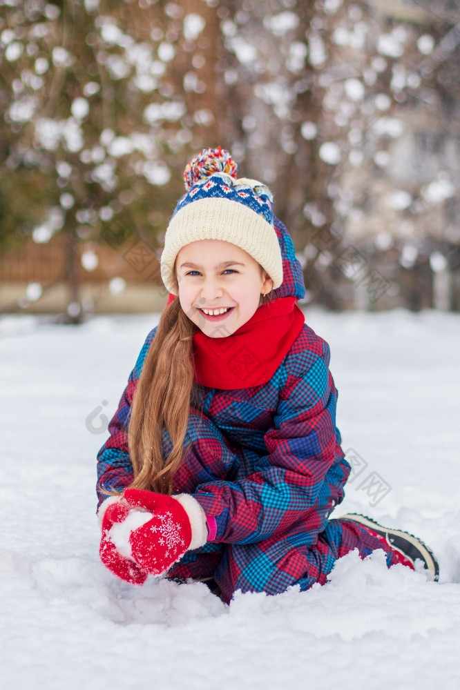 快乐女孩玩与雪雪冬天走使雪球的公园冬天户外游戏快乐女孩玩与雪雪冬天走使雪球的公园