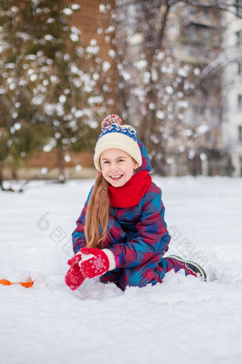 快乐女孩玩与雪雪冬天走使<strong>雪球</strong>的公园冬天户外游戏快乐女孩玩与雪雪冬天走使<strong>雪球</strong>的公园