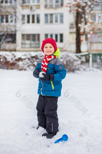 快乐男孩玩与雪雪冬天走使雪球的公园冬天户外游戏快乐男孩玩与雪雪冬天走使雪球的公园