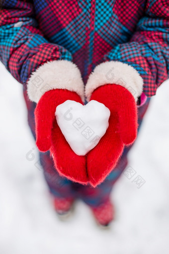 女孩红色的手套持有<strong>心形</strong>状的雪球象征爱为情人节rsquo一天女孩红色的手套持有<strong>心形</strong>状的雪球象征爱