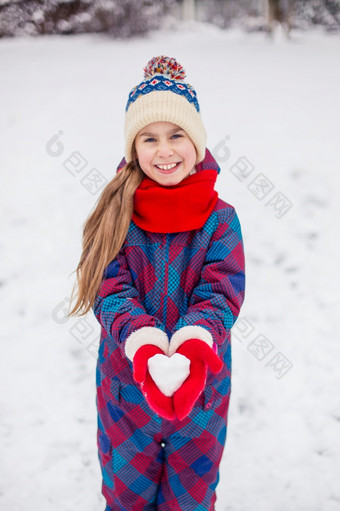 女孩红色的手套持有心形状的<strong>雪球</strong>象征爱为情人节rsquo一天女孩红色的手套持有心形状的<strong>雪球</strong>象征爱