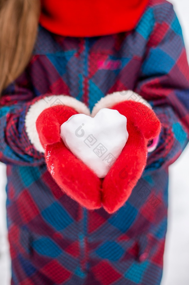 女孩红色的手套持有心形状的雪球象征爱为情人节rsquo一天女孩红色的手套持有心形状的雪球象征爱