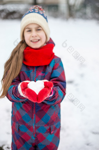 女孩红色的手套持有心形状的雪球象征爱为情人节rsquo一天女孩红色的手套持有心形状的雪球象征爱