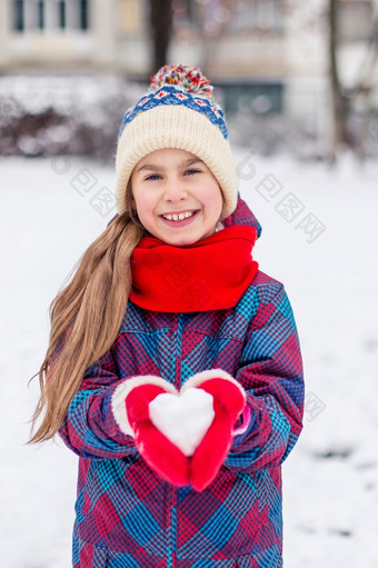 女孩红色的手套持有心形状的雪<strong>球</strong>象征爱为情人节rsquo一天女孩红色的手套持有心形状的雪<strong>球</strong>象征爱