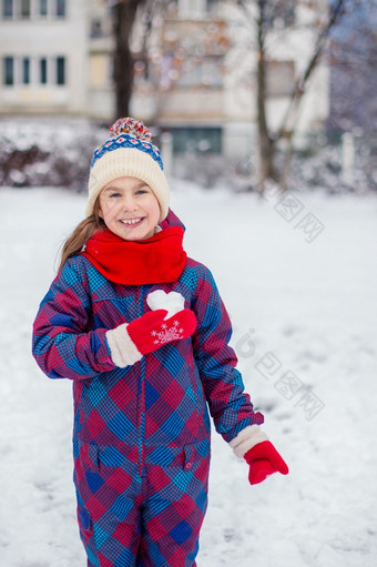 女孩红色的手套持有心形状的雪球象征爱为情人节rsquo一天女孩红色的手套持有心形状的雪球象征爱