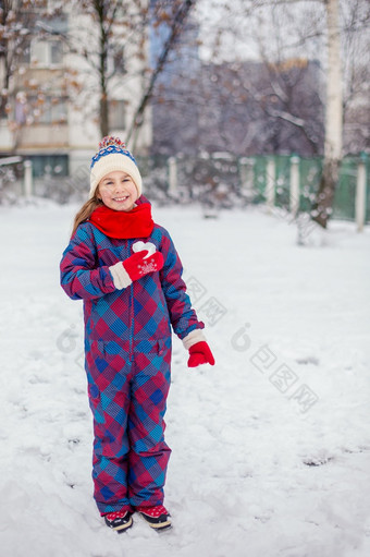 女孩红色的手套持有心形状的<strong>雪球</strong>象征爱为情人节rsquo一天女孩红色的手套持有心形状的<strong>雪球</strong>象征爱