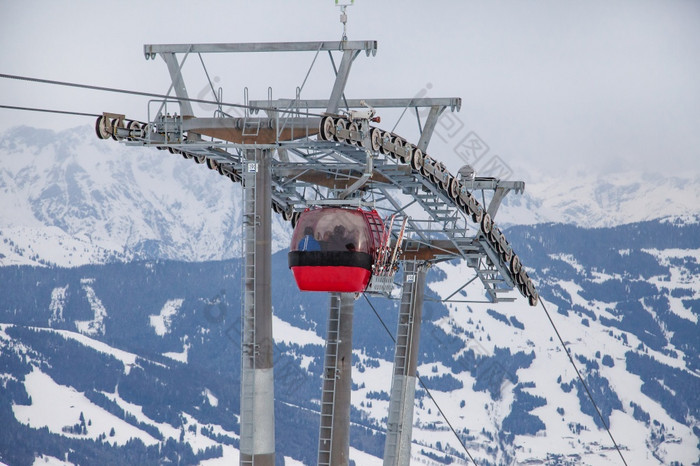 滑雪电梯展位滑雪度假胜地滑雪电梯的高冬天山滑雪电梯展位滑雪度假胜地