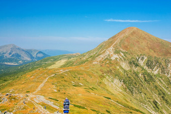 游客的小道的<strong>山</strong>全景视图的岩石<strong>山</strong>的喀尔巴阡<strong>山</strong>乌克兰美丽的视图的门的内哥罗脊游客的小道的<strong>山</strong>全景视图的岩石<strong>山</strong>的喀尔巴阡<strong>山</strong>乌克兰