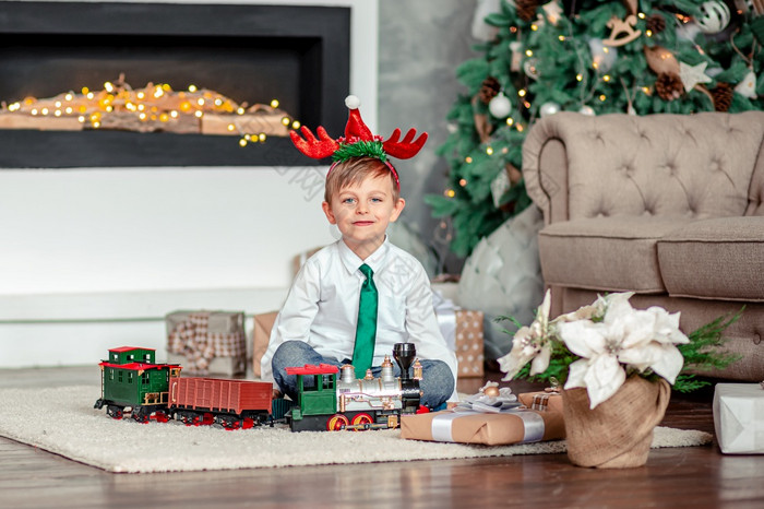 好早....快乐小男孩与礼物玩具火车下的圣诞节树新一年rsquo早....时间奇迹和实现欲望快乐圣诞节好早....快乐小男孩与礼物玩具火车下的圣诞节树新一年rsquo早....时间完成祝愿