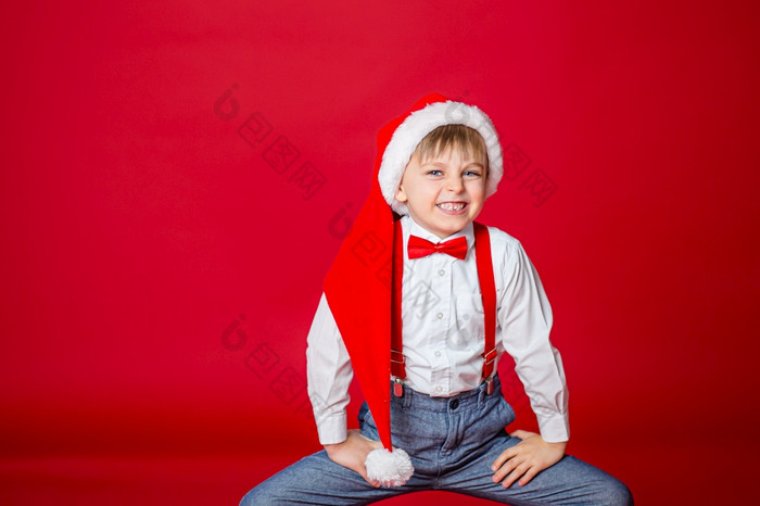 快乐圣诞节可爱的快乐的狡猾的小男孩圣诞老人老人他红色的背景快乐童年与梦想和礼物特写镜头婴儿rsquo开放口牛奶牙下降了出快乐圣诞节可爱的快乐的小男孩圣诞老人老人他红色的背景