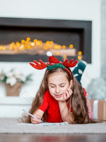 可爱的女孩圣诞老人他写信圣诞老人附近的圣诞节树<strong>快</strong>乐童年时间为<strong>充</strong>实的欲望<strong>快</strong>乐圣诞节可爱的女孩圣诞老人他写信圣诞老人附近的圣诞节树<strong>快</strong>乐童年时间为<strong>充</strong>实的欲望