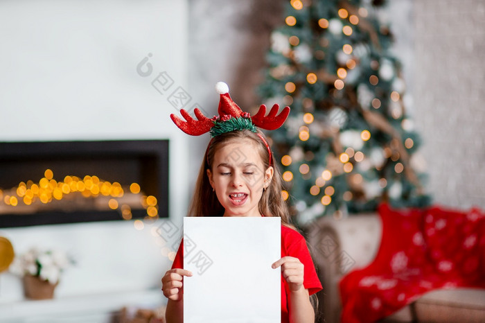 可爱的女孩圣诞老人他写信圣诞老人附近的圣诞节树快乐童年时间为充实的欲望快乐圣诞节可爱的女孩圣诞老人他写信圣诞老人附近的圣诞节树快乐童年时间为充实的欲望