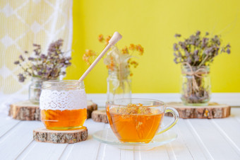 玻璃杯茶与林登自然有机<strong>草本</strong>植物和Jar蜂蜜白色木表格增加免疫力的很酷的季节玻璃杯茶与林登自然有机<strong>草本</strong>植物和Jar蜂蜜白色木表格