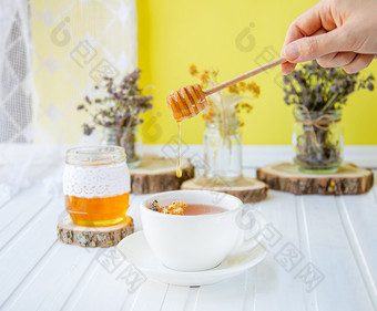 白色杯茶与林登自然有机草本植物和Jar蜂蜜白色木表格增加免疫力的很酷的季节白色杯茶与林登自然有机草本植物和Jar蜂蜜白色木表格