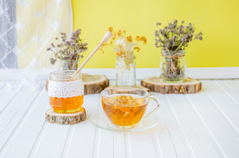 <strong>玻璃杯</strong>茶与林登自然有机草本植物和Jar蜂蜜白色木表格增加免疫力的很酷的季节<strong>玻璃杯</strong>茶与林登自然有机草本植物和Jar蜂蜜白色木表格