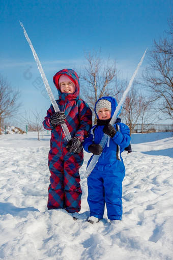 快乐哥哥和妹妹玩冬天走使雪球的公园冬天户外游戏的冬天假期快乐童年快乐哥哥和妹妹玩冬天走使雪球的公园冬天户外游戏