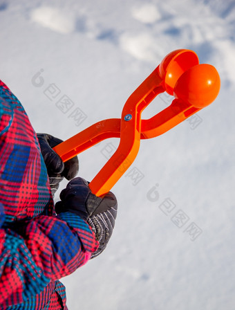 快乐女孩玩与雪雪冬天走使雪球的公园冬天户外游戏空间文本股票图片快乐女孩玩与雪雪冬天走使雪球的公园