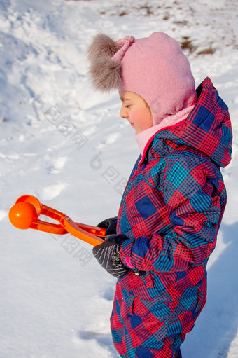 快乐女孩玩与<strong>雪雪冬天</strong>走使<strong>雪</strong>球的公园<strong>冬天</strong>户外游戏空间文本股票图片快乐女孩玩与<strong>雪雪冬天</strong>走使<strong>雪</strong>球的公园