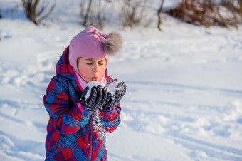 快乐的女孩抛出<strong>雪</strong>阳光明媚的<strong>冬天</strong>一天活跃的游戏与<strong>雪</strong>的<strong>冬天</strong>假期快乐童年快乐的女孩抛出<strong>雪</strong>阳光明媚的<strong>冬天</strong>一天活跃的游戏与<strong>雪</strong>的<strong>冬天</strong>假期