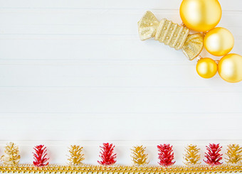 圣诞节装饰球和加兰白色背景三个彩色的气球帽的形式雪人的地方为文本圣诞节作文圣诞节装饰球和加兰白色背景圣诞节作文