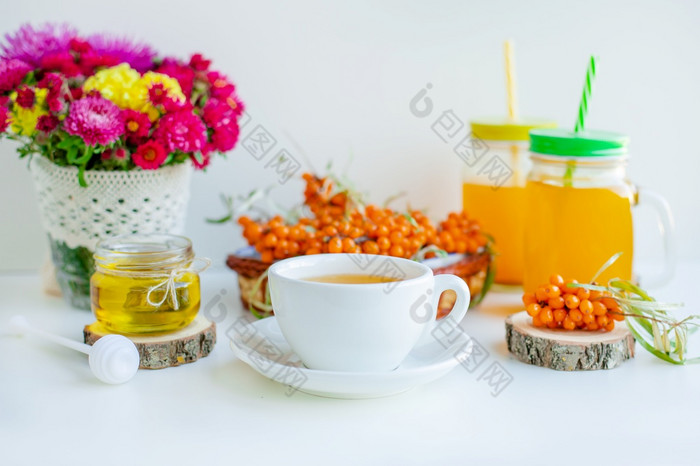 温暖的甜蜜的有机茶与海鼠李浆果百里香和蜂蜜白色背景自然照明水平作文与复制空间概念美简单白色背景自然照明温暖的甜蜜的有机茶与海鼠李