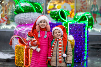 快乐微笑孩子们与礼物在圣诞节背景圣诞节概念礼物从圣诞老人快乐微笑孩子们与礼物在圣诞节背景圣诞节概念