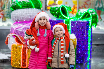 快乐微笑孩子们与礼物在圣诞节背景圣诞节概念礼物从圣诞老人快乐微笑孩子们与礼物在圣诞节背景圣诞节概念