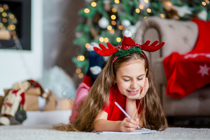 有趣的可爱的高加索人女孩写信圣诞老人老人附近的圣诞节树快乐童年时间奇迹和欲望快乐圣诞节有趣的可爱的高加索人女孩写信圣诞老人老人附近的圣诞节树快乐童年时间奇迹和欲望