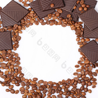 巧克力和咖啡豆子特写镜头白色背景咖啡豆子巧克力背景